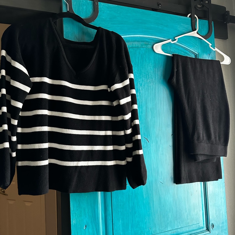 New without tags , size small. Black and white. Very flattering
